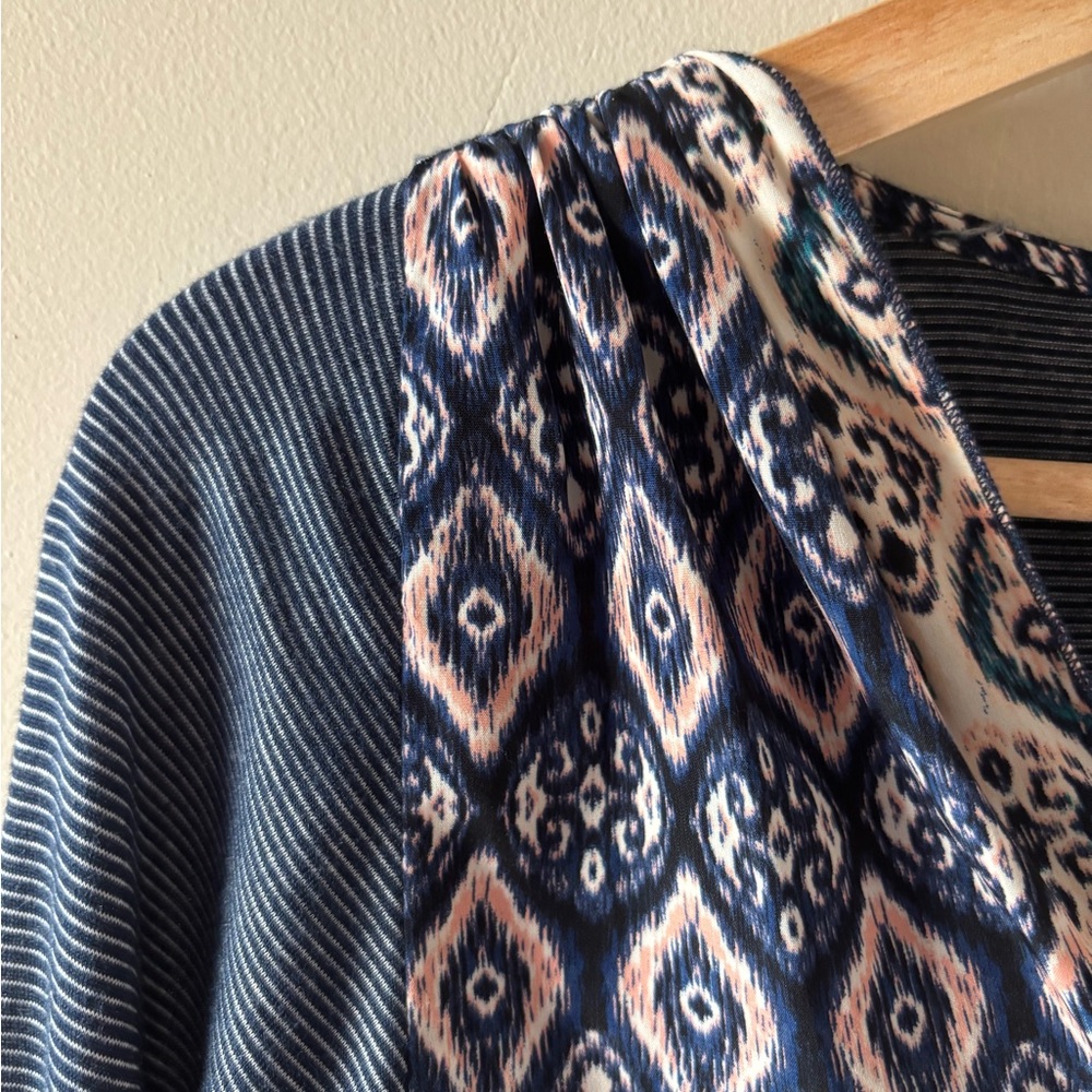 One September - Geometric Patterned V-Neck Top - Picture 7 of 8
